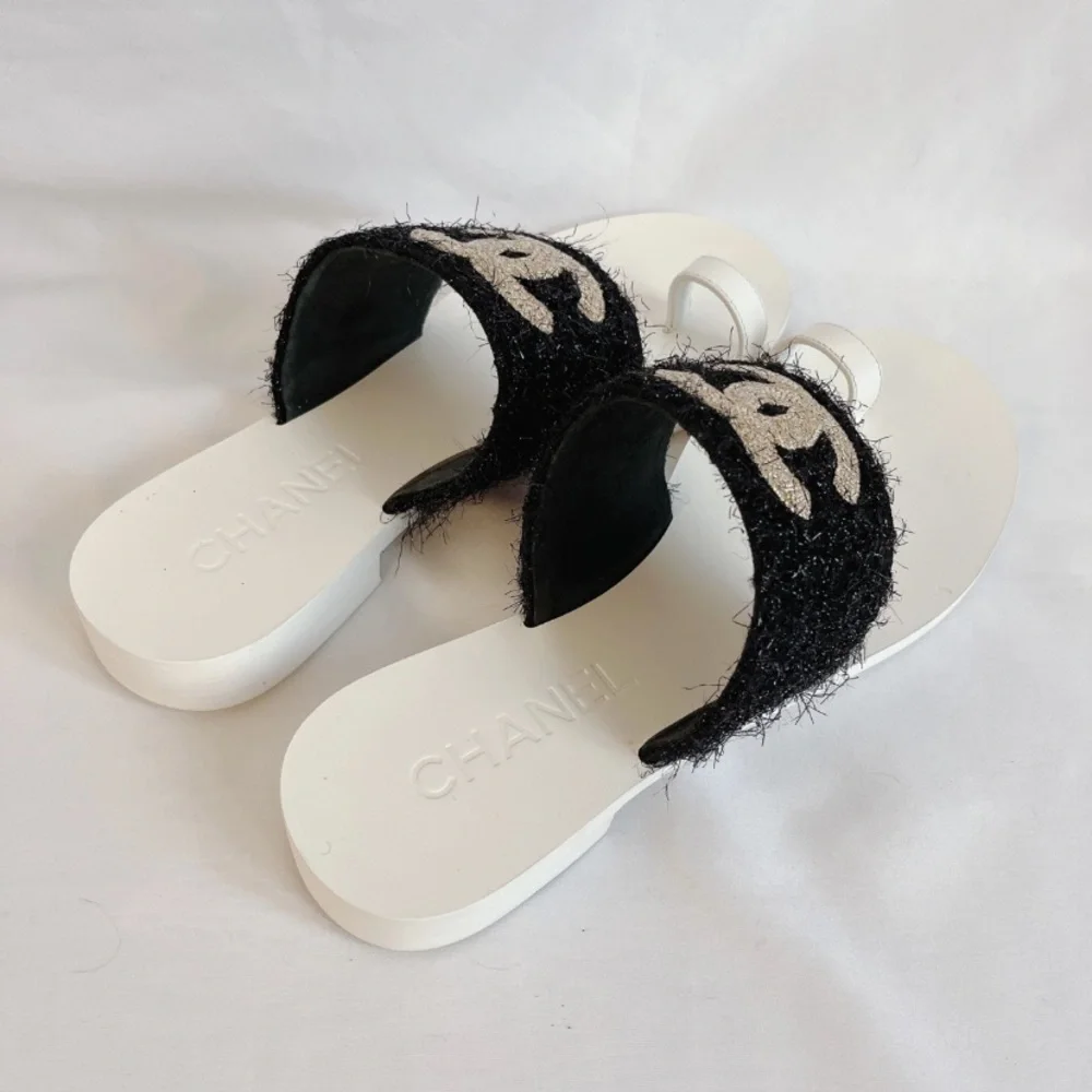 CHANEL CC logo sandals